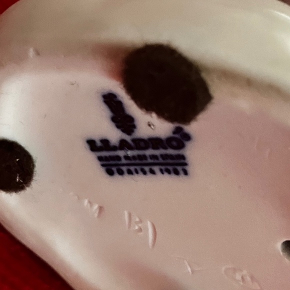 Lladro Spring is Here Girl w/Flowers - Picture 6 of 6